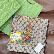 Gucci新款方巾 Gucci动物和花卉印花品牌典藏图案在与全新醒目印花的衬托下熠熠生辉。这款方巾匠心缀 Gucci新款方巾 Gucci动物和花卉印花品牌典藏图案在与全新醒目印花的衬托下熠熠生辉。这款方巾匠心缀