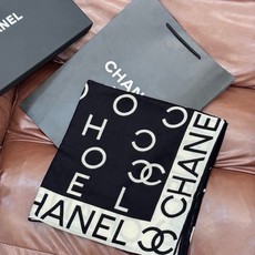 Chanel ~【140顶级双面丝绒披肩】香家logo与字母的完美碰撞设计底部还有隐隐约约的双C小Log Chanel ~【140顶级双面丝绒披肩】香家logo与字母的完美碰撞设计底部还有隐隐约约的双C小Log