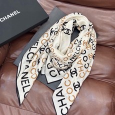 Chanel ~【140顶级双面丝绒披肩】香家logo与字母的完美碰撞设计底部还有隐隐约约的双C小Log Chanel ~【140顶级双面丝绒披肩】香家logo与字母的完美碰撞设计底部还有隐隐约约的双C小Log