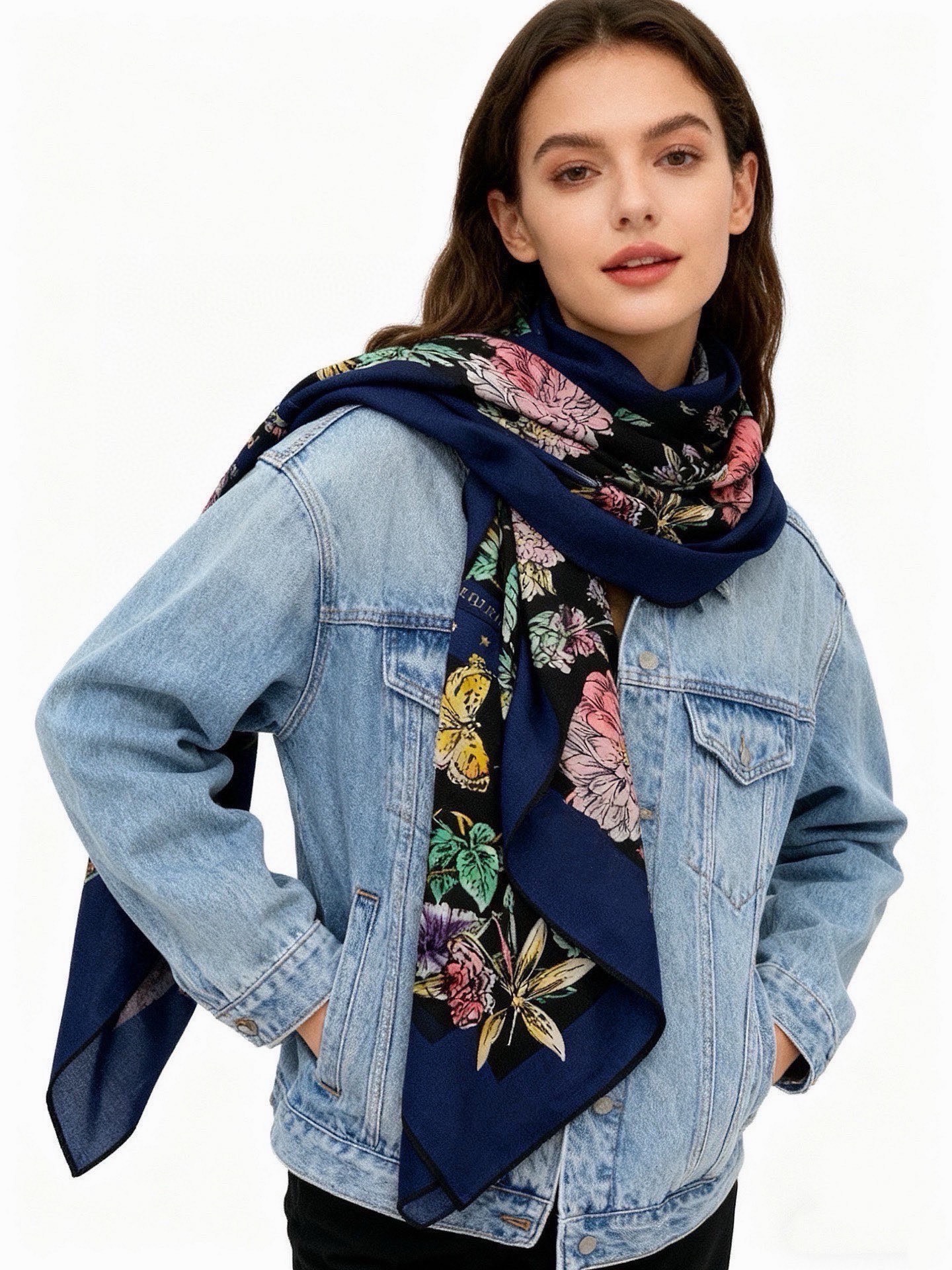 Dior 双面同色丝绒印花方巾140丝绒面料多色 Dior Astral Flowers这款方巾饰以 D