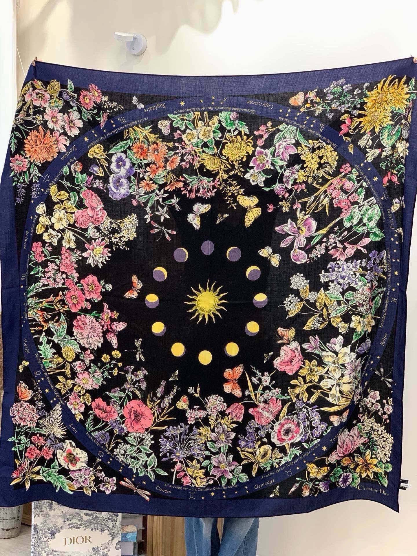 Dior 双面同色丝绒印花方巾140丝绒面料多色 Dior Astral Flowers这款方巾饰以 D