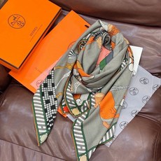 “全速前进”140双面丝绒披肩手工卷边丝绒方巾(30%桑蚕丝70%羊绒)这款经典单品展现强大而迷人的女性 “全速前进”140双面丝绒披肩手工卷边丝绒方巾(30%桑蚕丝70%羊绒)这款经典单品展现强大而迷人的女性