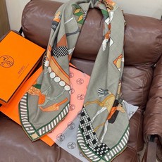 “全速前进”140双面丝绒披肩手工卷边丝绒方巾(30%桑蚕丝70%羊绒)这款经典单品展现强大而迷人的女性 “全速前进”140双面丝绒披肩手工卷边丝绒方巾(30%桑蚕丝70%羊绒)这款经典单品展现强大而迷人的女性