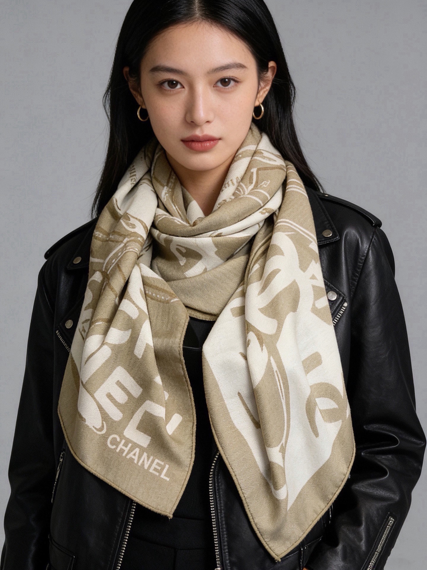 高级成衣系列～Chanel 【140双面同色丝绒披肩】此系列谱写一曲自由轻灵的赞歌本系列作品创新演绎品牌