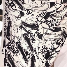 高级成衣系列~Chanel 【140双面同色丝绒披肩】此系列谱写一曲自由轻灵的赞歌本系列作品创新演绎品牌 高级成衣系列~Chanel 【140双面同色丝绒披肩】此系列谱写一曲自由轻灵的赞歌本系列作品创新演绎品牌