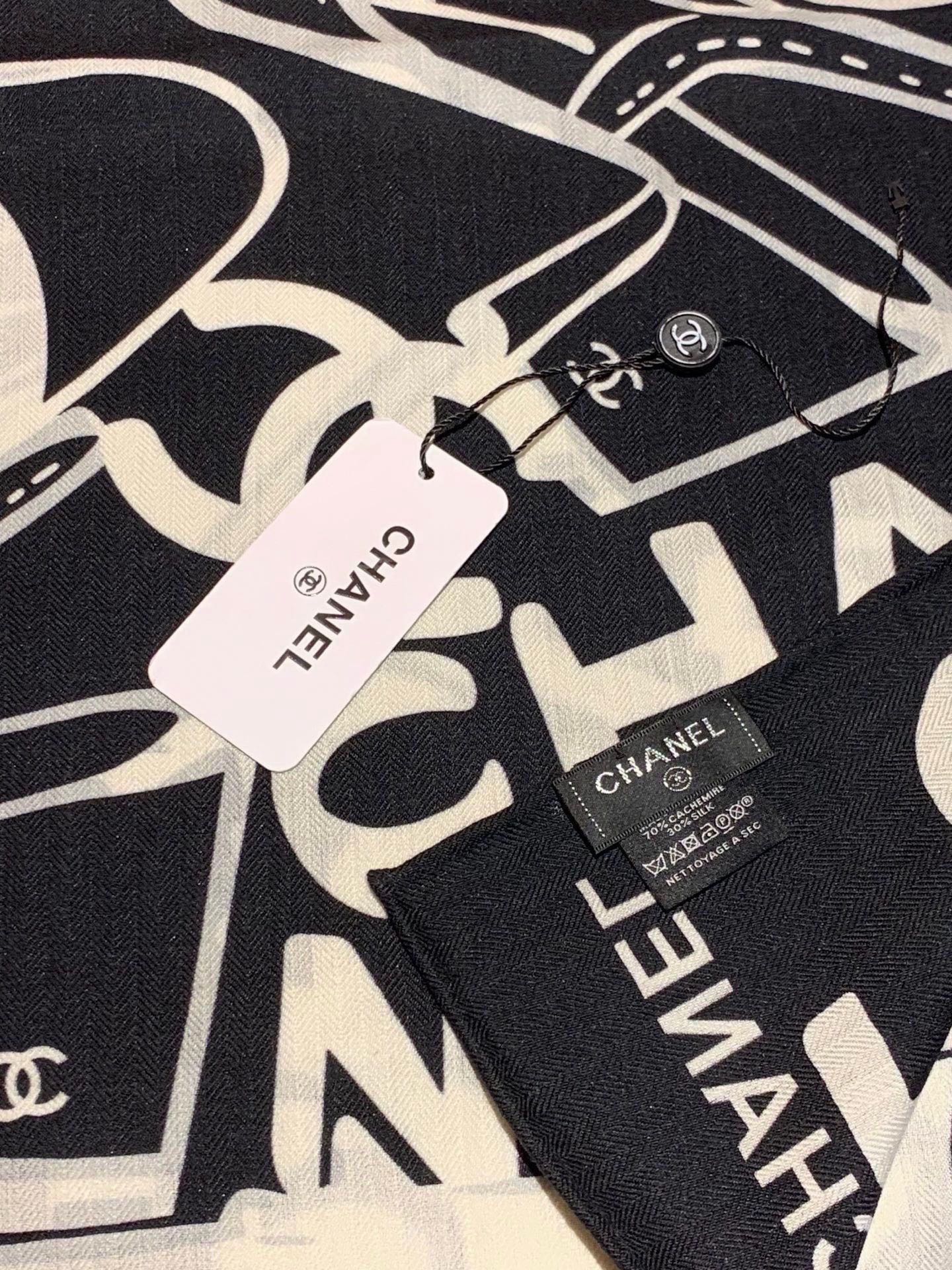 高级成衣系列～Chanel 【140双面同色丝绒披肩】此系列谱写一曲自由轻灵的赞歌本系列作品创新演绎品牌
