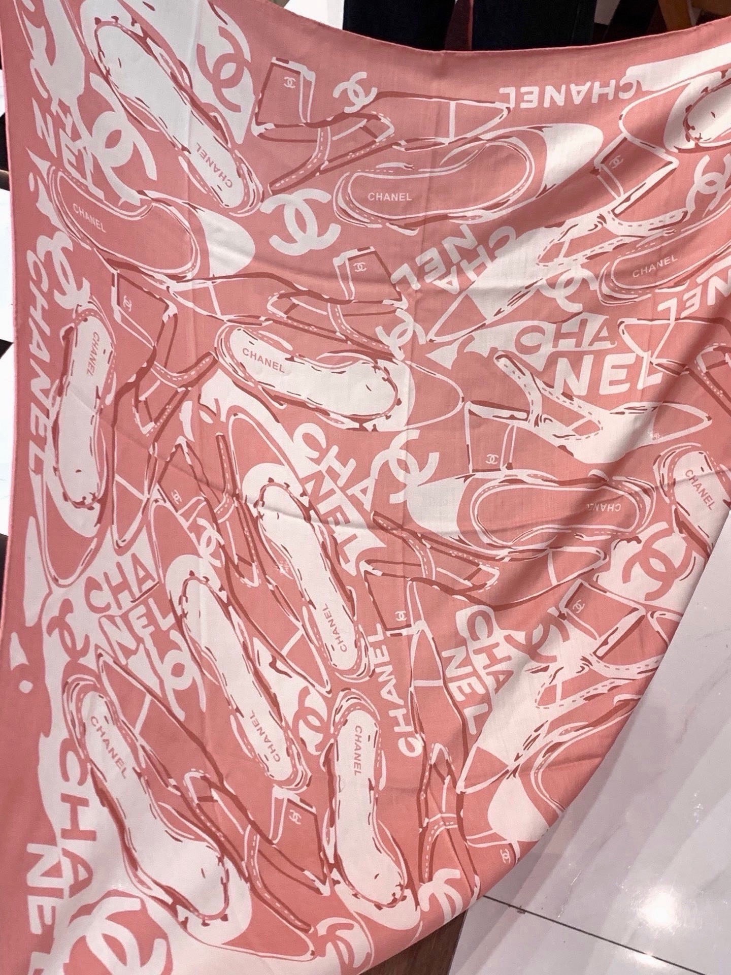 高级成衣系列～Chanel 【140双面同色丝绒披肩】此系列谱写一曲自由轻灵的赞歌本系列作品创新演绎品牌