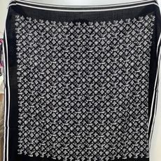 LV x TM 140披肩【140顶级丝绒双面同色披肩】本款L Multicolor披肩出自路易威登与知 LV x TM 140披肩【140顶级丝绒双面同色披肩】本款L Multicolor披肩出自路易威登与知