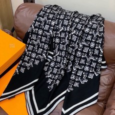 LV x TM 140披肩【140顶级丝绒双面同色披肩】本款L Multicolor披肩出自路易威登与知 LV x TM 140披肩【140顶级丝绒双面同色披肩】本款L Multicolor披肩出自路易威登与知