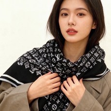 LV x TM 140披肩【140顶级丝绒双面同色披肩】本款L Multicolor披肩出自路易威登与知 LV x TM 140披肩【140顶级丝绒双面同色披肩】本款L Multicolor披肩出自路易威登与知