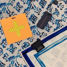 LV x TM 140披肩【140顶级丝绒双面同色披肩】本款L Multicolor披肩出自路易威登与知 LV x TM 140披肩【140顶级丝绒双面同色披肩】本款L Multicolor披肩出自路易威登与知