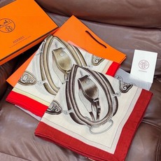 上新🆕【丝绒双面同色140披肩】“弩式牵引马具”手工卷边丝绒方巾披肩70%羊绒30%真丝这款典藏方巾展现 上新🆕【丝绒双面同色140披肩】“弩式牵引马具”手工卷边丝绒方巾披肩70%羊绒30%真丝这款典藏方巾展现