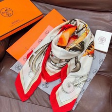 上新🆕【丝绒双面同色140披肩】“弩式牵引马具”手工卷边丝绒方巾披肩70%羊绒30%真丝这款典藏方巾展现 上新🆕【丝绒双面同色140披肩】“弩式牵引马具”手工卷边丝绒方巾披肩70%羊绒30%真丝这款典藏方巾展现