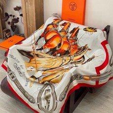 上新🆕【丝绒双面同色140披肩】“弩式牵引马具”手工卷边丝绒方巾披肩70%羊绒30%真丝这款典藏方巾展现 上新🆕【丝绒双面同色140披肩】“弩式牵引马具”手工卷边丝绒方巾披肩70%羊绒30%真丝这款典藏方巾展现