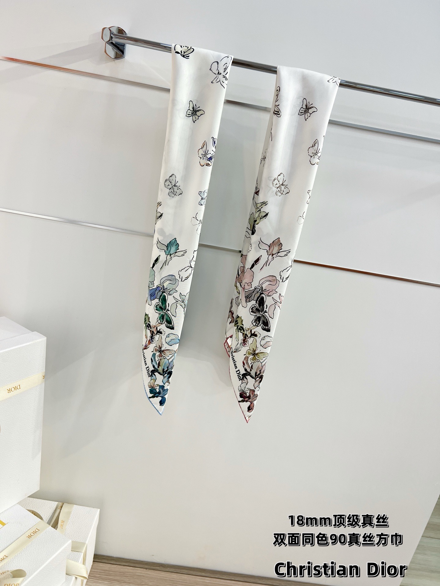 Dior 印花方巾90 厘米胭脂粉色桑蚕丝斜纹面料多色 Butterflies & Iris图案这款方巾