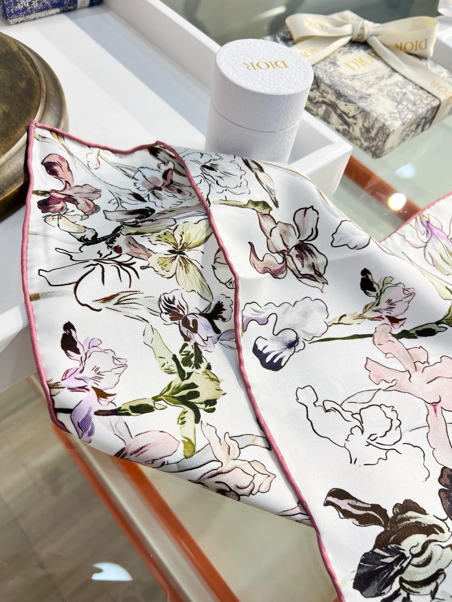 Dior 印花方巾90 厘米胭脂粉色桑蚕丝斜纹面料多色 Butterflies & Iris图案这款方巾