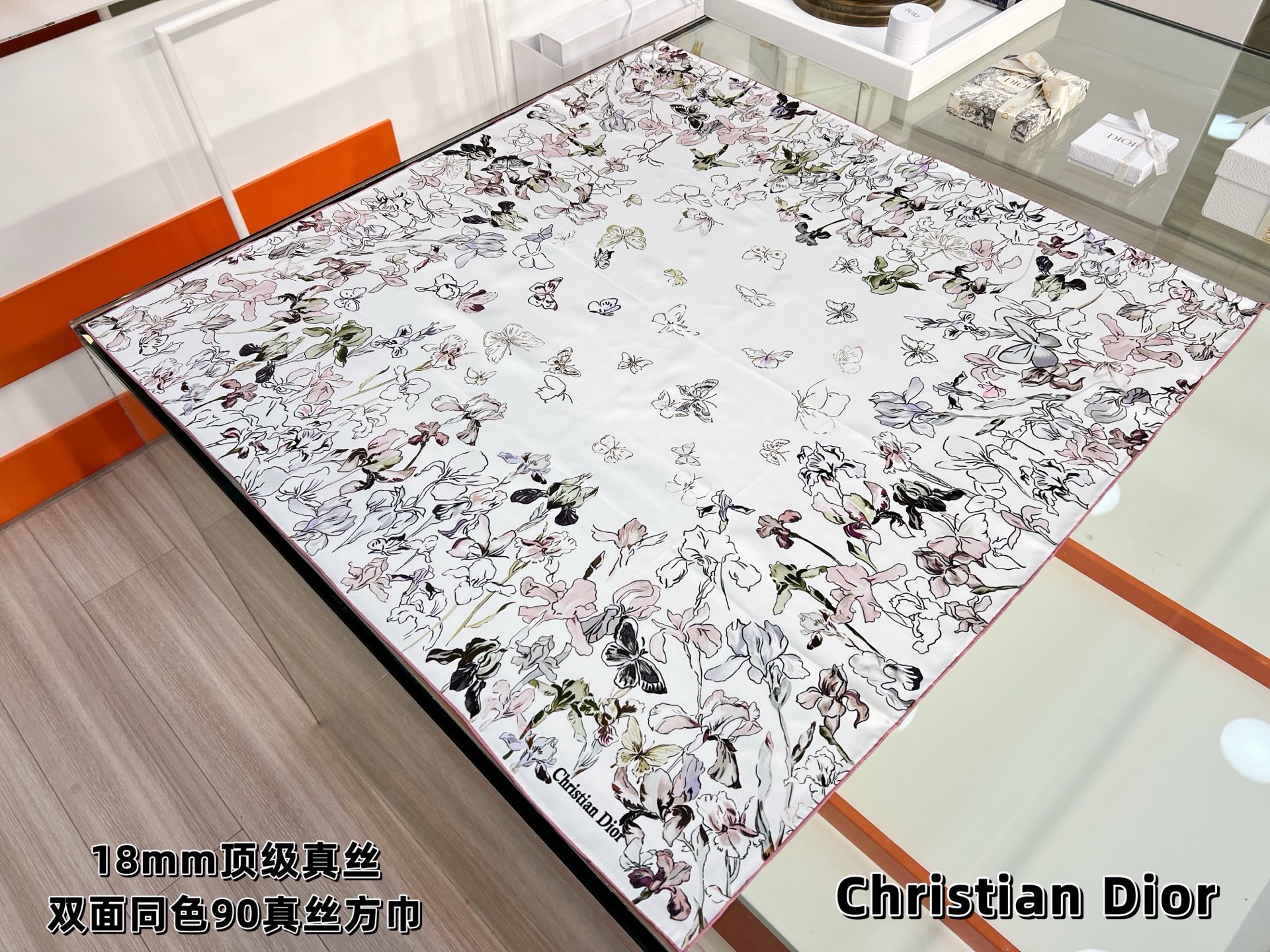 Dior 印花方巾90 厘米胭脂粉色桑蚕丝斜纹面料多色 Butterflies & Iris图案这款方巾