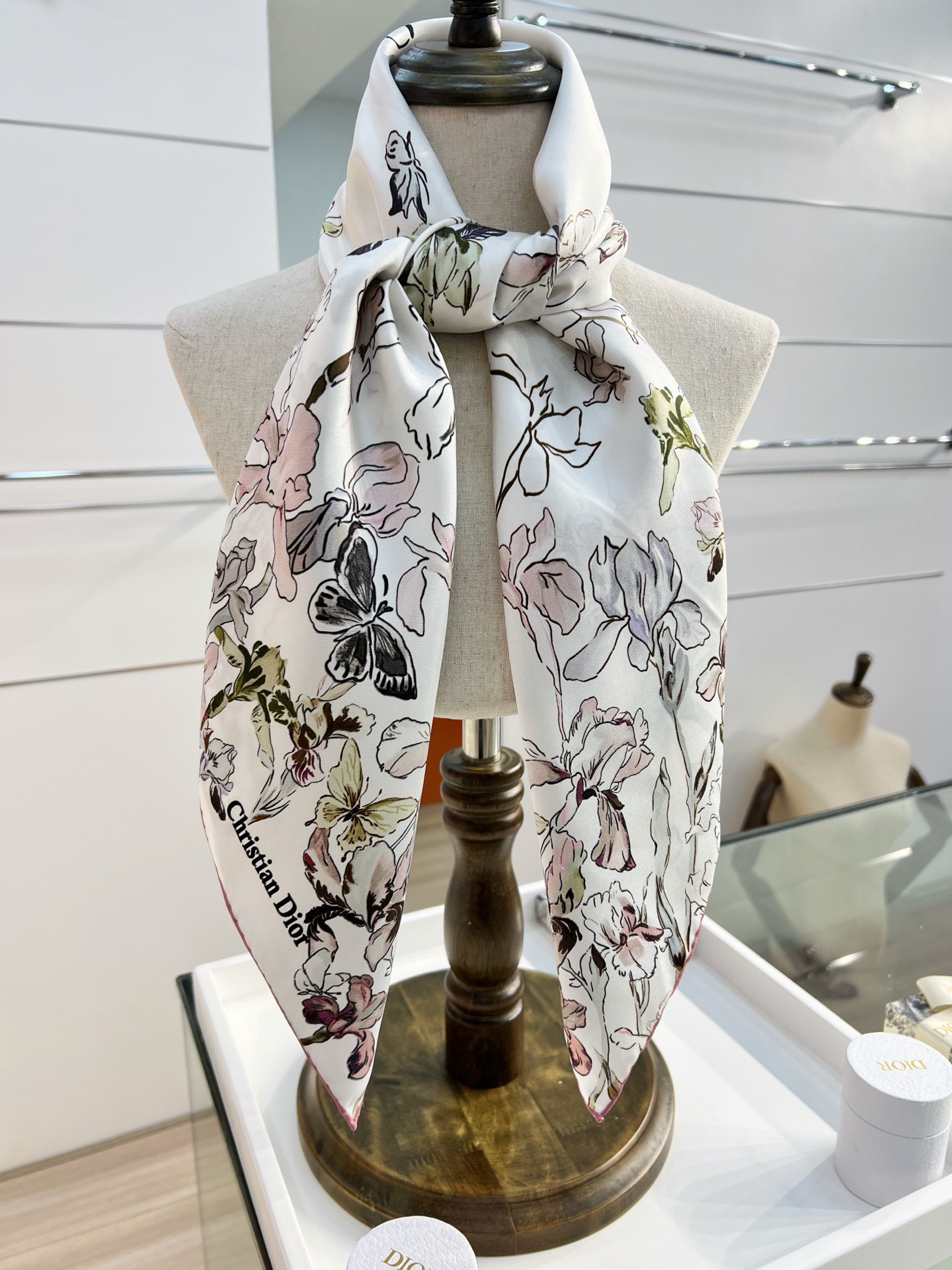 Dior 印花方巾90 厘米胭脂粉色桑蚕丝斜纹面料多色 Butterflies & Iris图案这款方巾