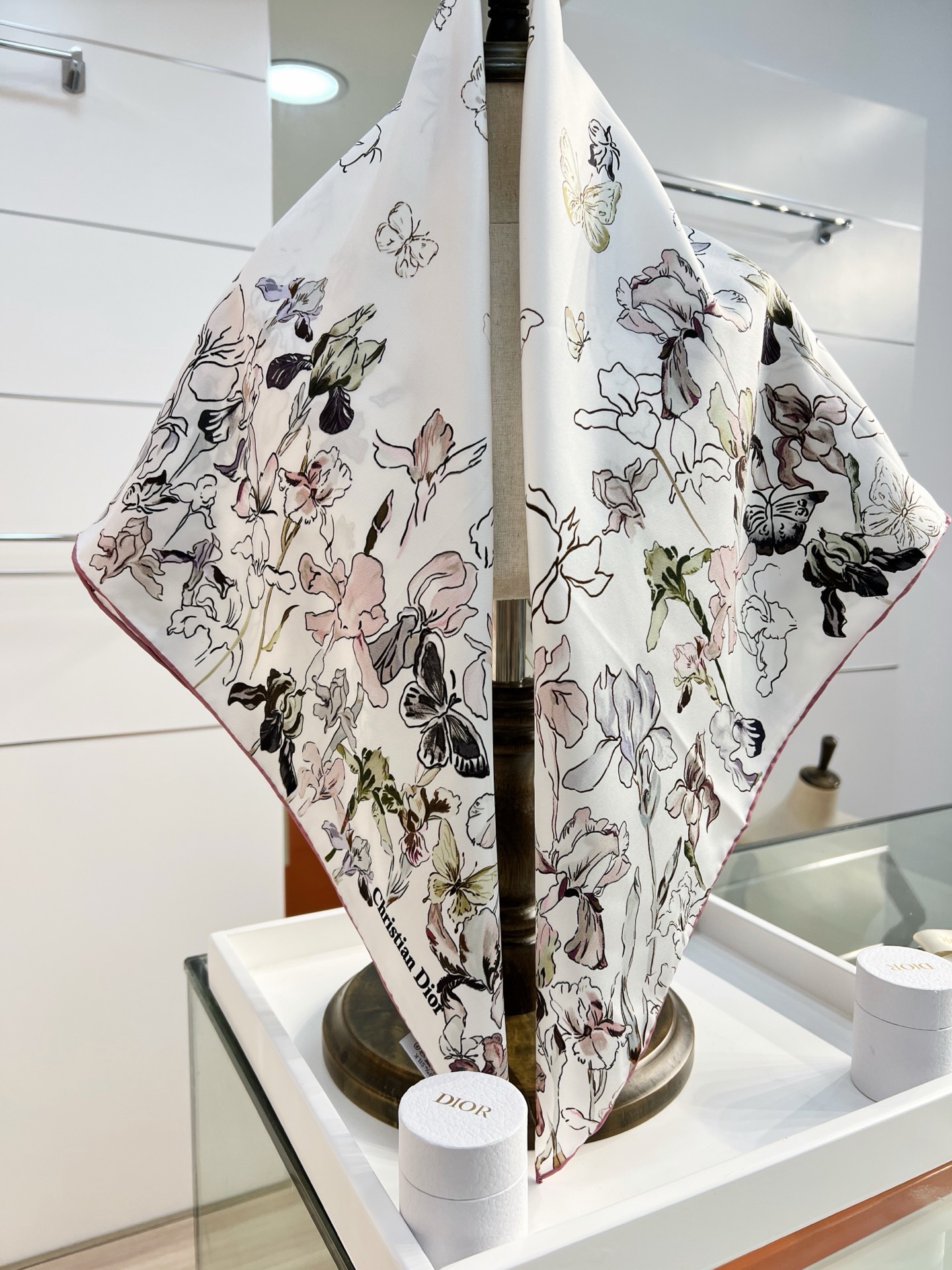 Dior 印花方巾90 厘米胭脂粉色桑蚕丝斜纹面料多色 Butterflies & Iris图案这款方巾