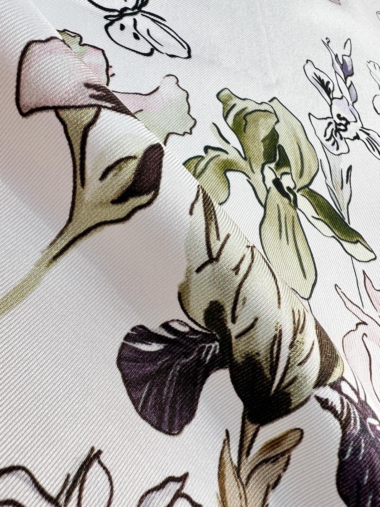 Dior 印花方巾90 厘米胭脂粉色桑蚕丝斜纹面料多色 Butterflies & Iris图案这款方巾
