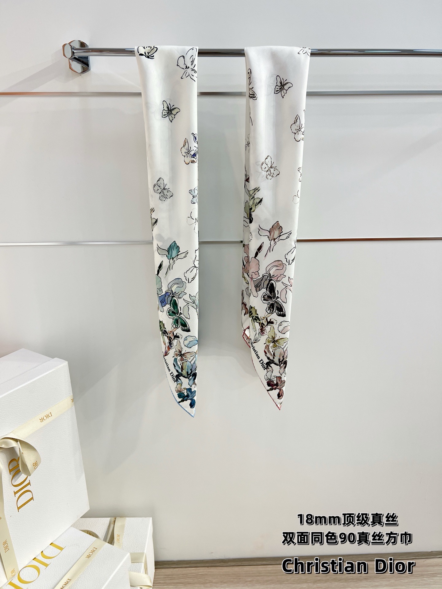 Dior 印花方巾90 厘米天蓝色桑蚕丝斜纹面料 Butterflies & Iris 图案这款方巾饰以