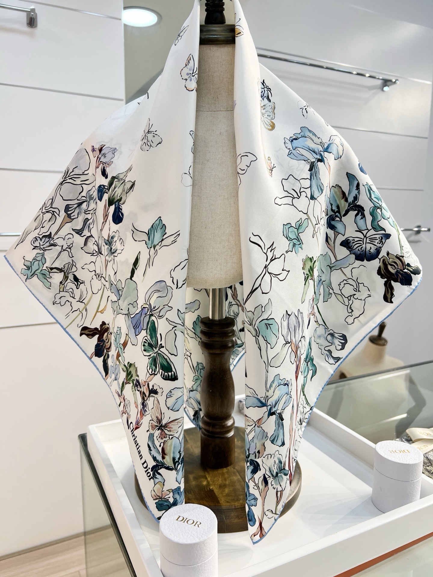 Dior 印花方巾90 厘米天蓝色桑蚕丝斜纹面料 Butterflies & Iris 图案这款方巾饰以