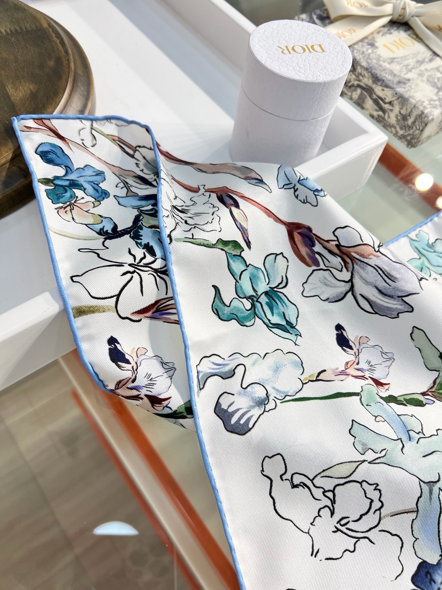 Dior 印花方巾90 厘米天蓝色桑蚕丝斜纹面料 Butterflies & Iris 图案这款方巾饰以