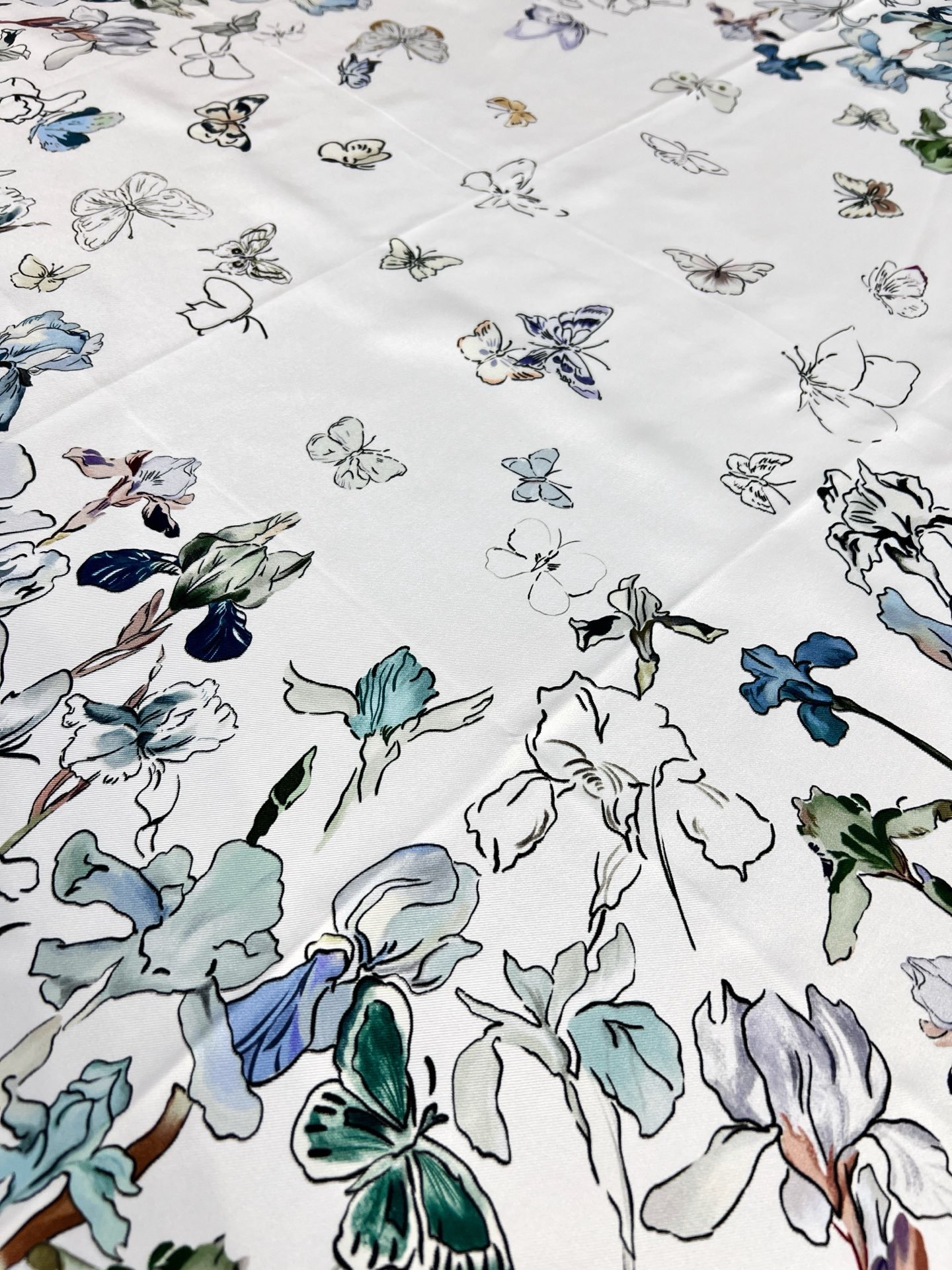 Dior 印花方巾90 厘米天蓝色桑蚕丝斜纹面料 Butterflies & Iris 图案这款方巾饰以