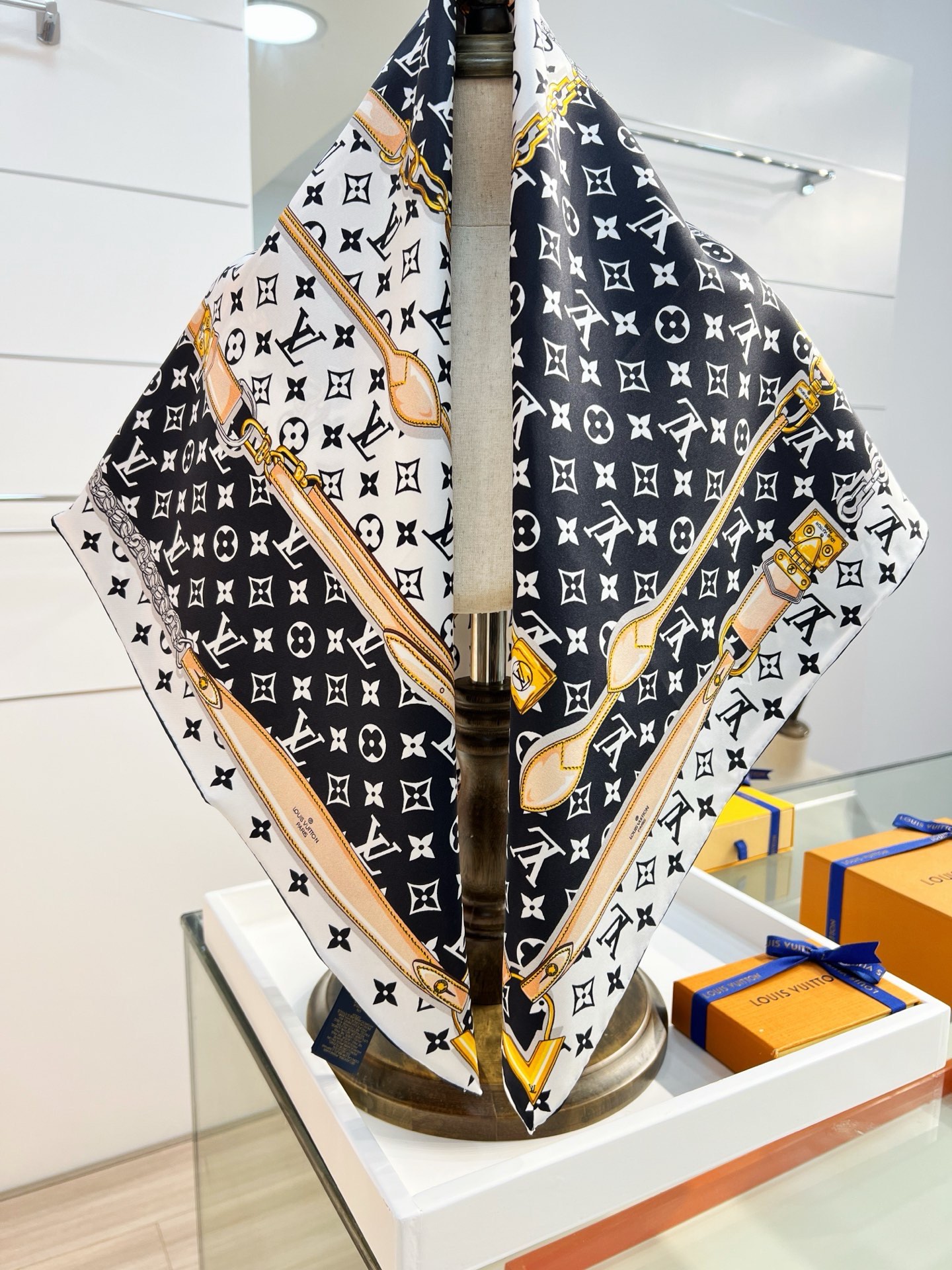 MONOGRAM CONFIDENTIAL 方巾【18mm顶级真丝双面同色丝巾】Monogram Con