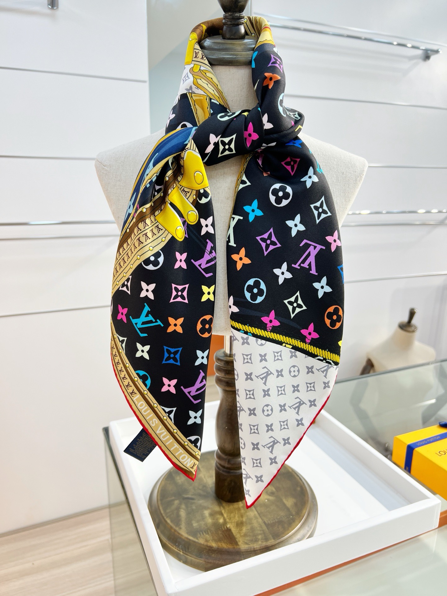 LV X TM MONOGRAMMULTICOLOR COLLECTORSQUARE 90方巾路易威登携