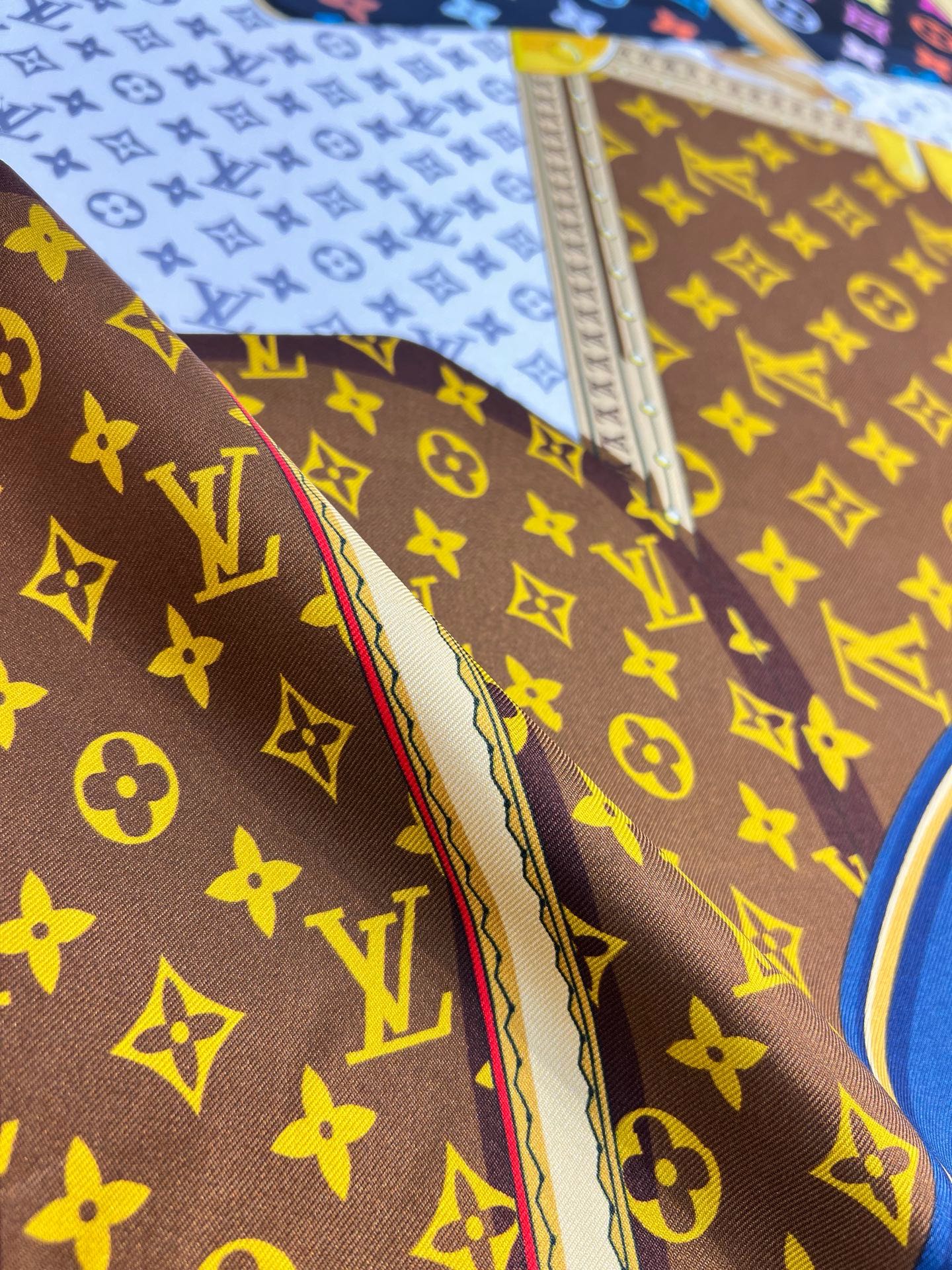 LV X TM MONOGRAMMULTICOLOR COLLECTORSQUARE 90方巾路易威登携