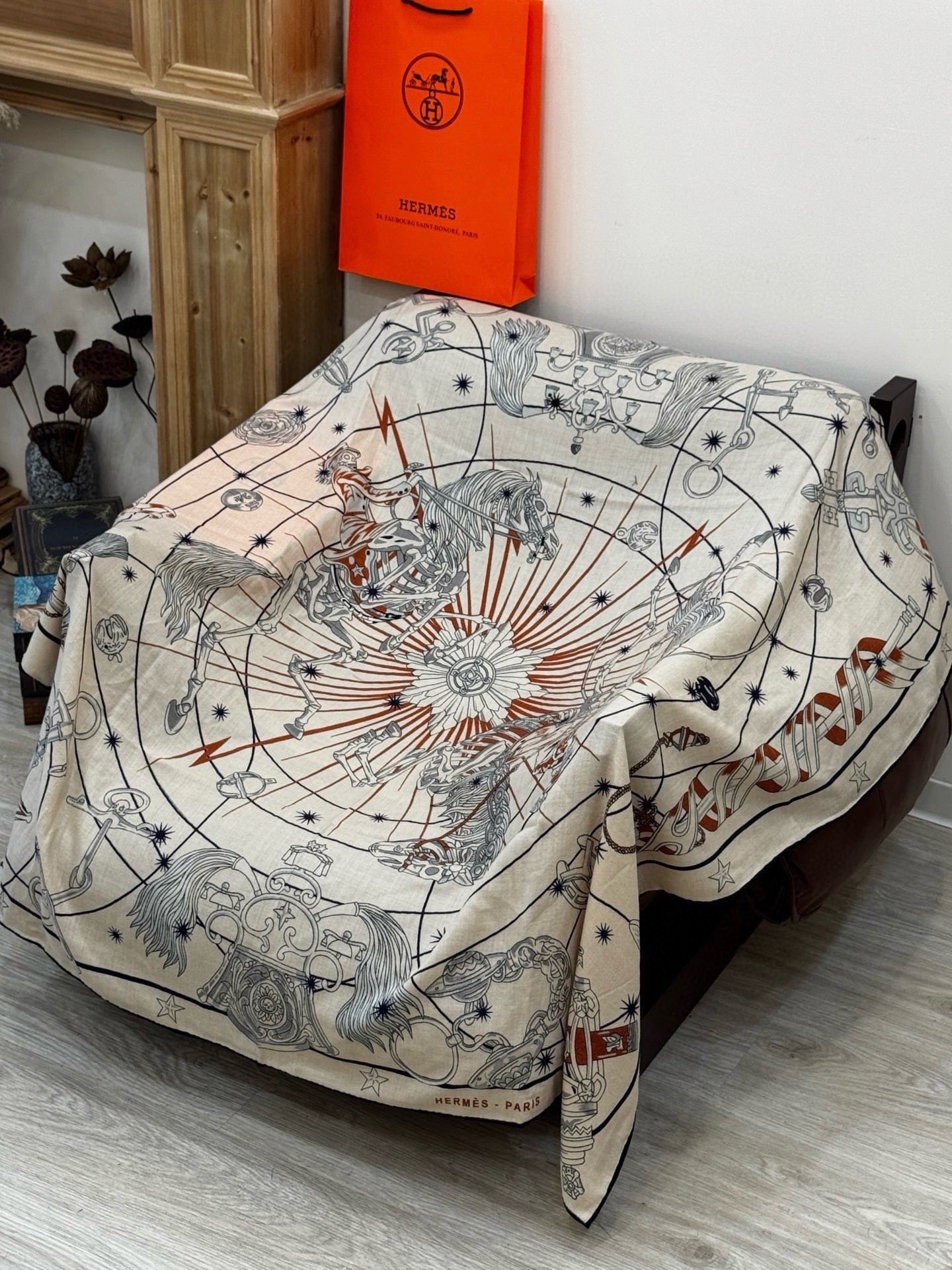 “星辰合唱曲”140丝绒双面同色披肩手工卷边丝绒方巾（30%桑蚕丝70%羊绒）这款经典单品展现强大而迷人