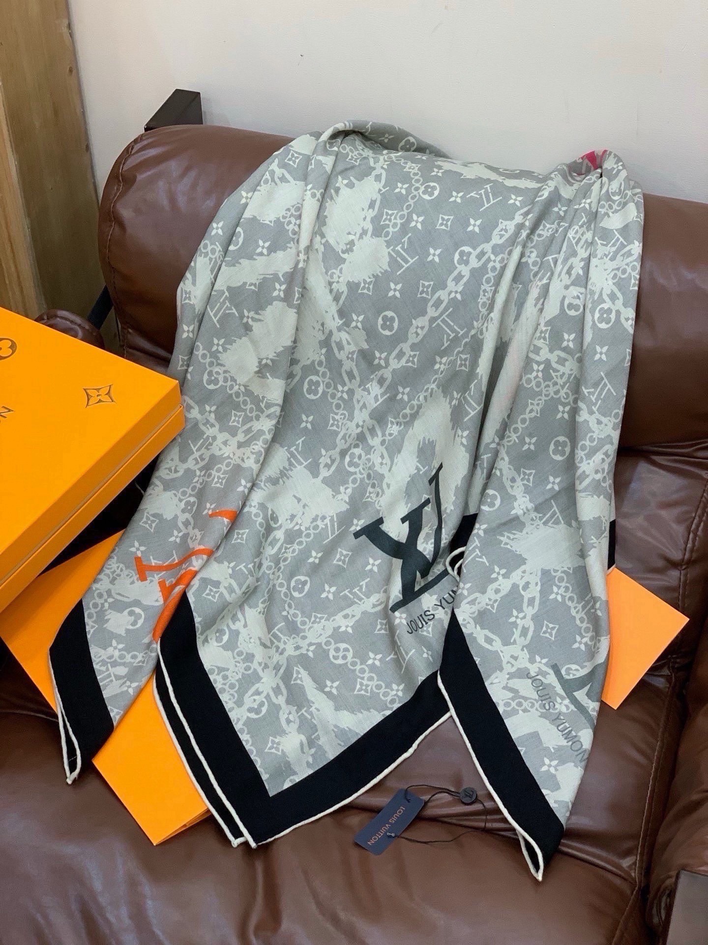 LV x TM 140披肩【140顶级丝绒双面同色披肩】本款L Multicolor披肩出自路易威登与知
