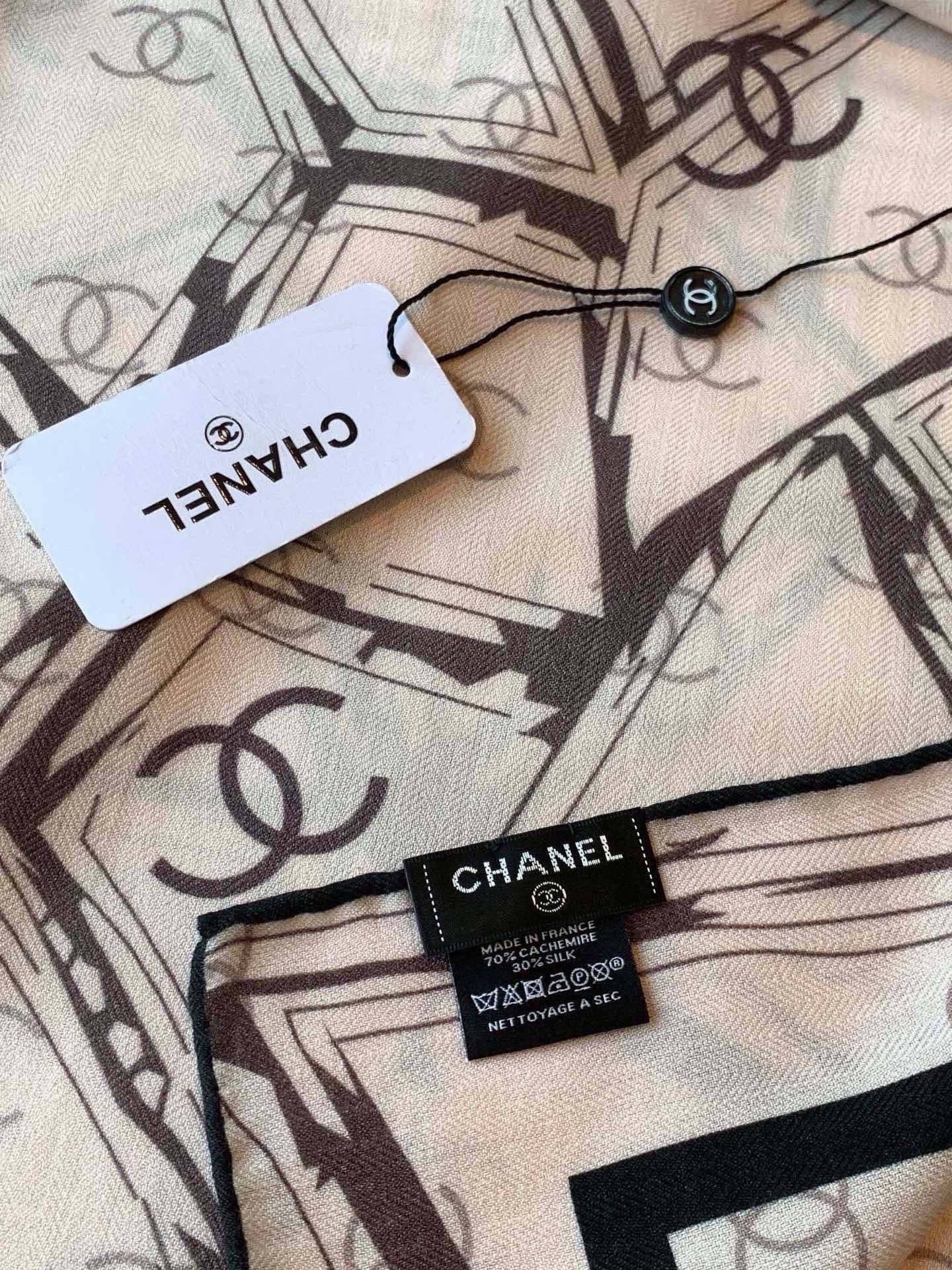 高级成衣系列～Chanel 【140双面同色丝绒披肩】此系列谱写一曲自由轻灵的赞歌本系列作品创新演绎品牌