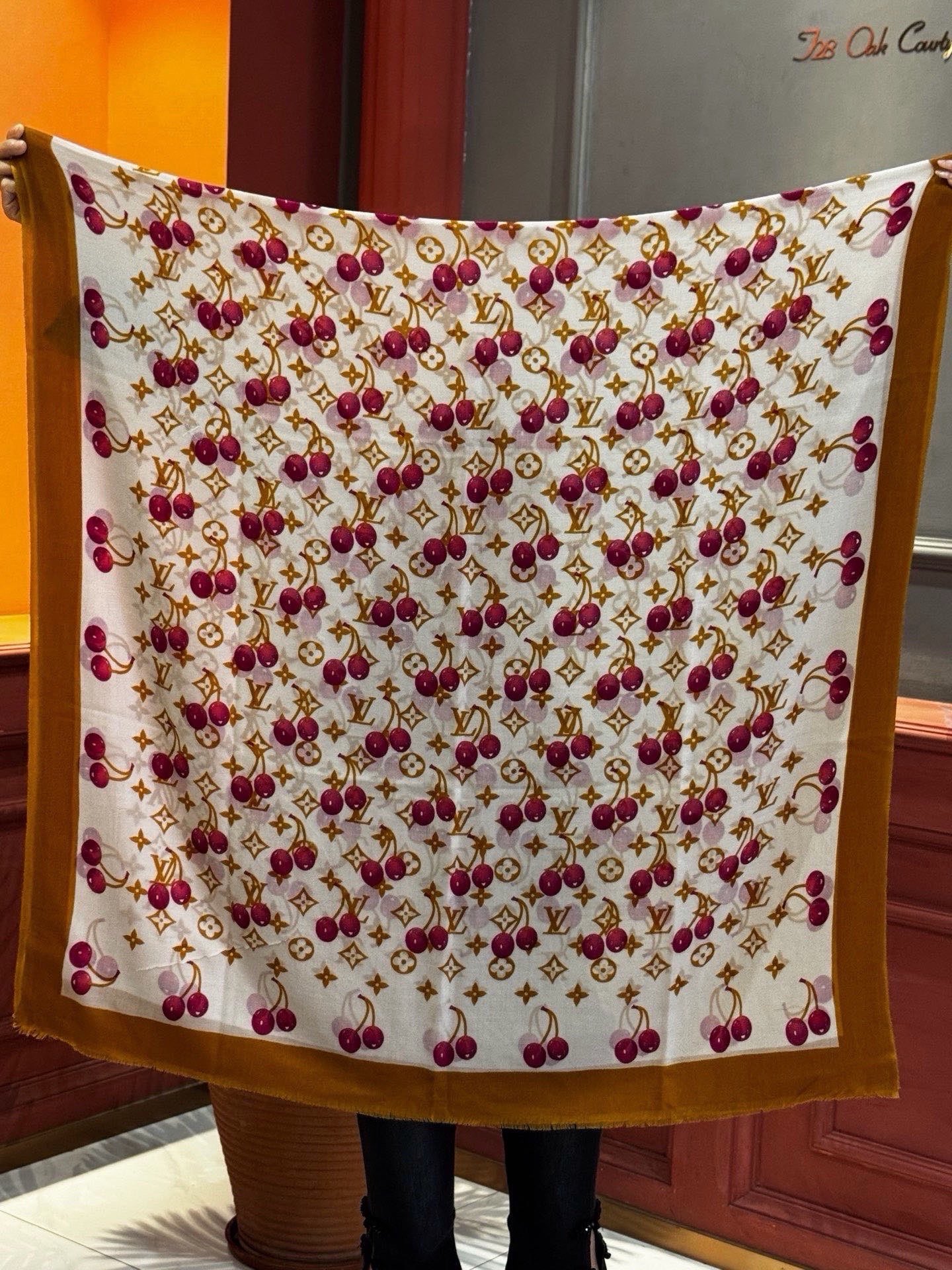 上新💕 🔥新款樱桃LV羊绒方巾 LV x TM Monogram Cerise 出自路易威登 x 村上隆
