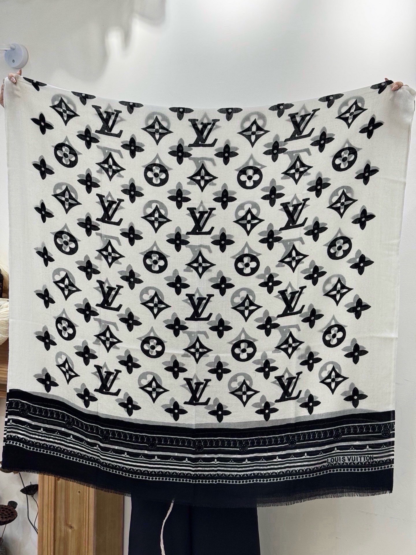 💟Iv最火的村上隆三彩羊绒长巾出货了！也可做装裱画，绝美无比，尽显时尚高端大气奢华风格！年度最佳爆款 ！