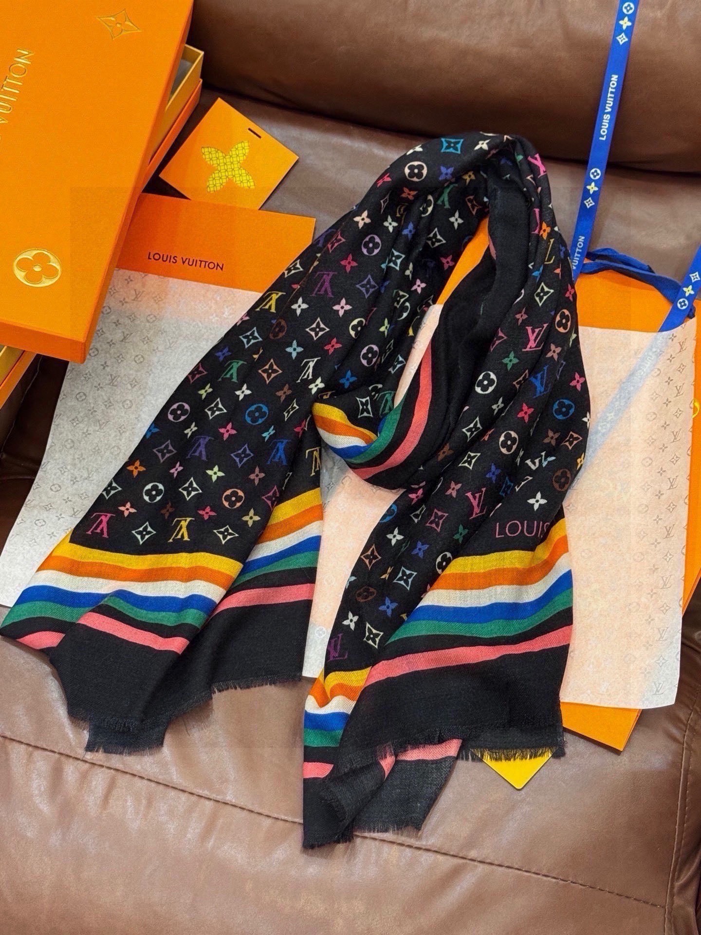 💟Iv最火的村上隆三彩羊绒长巾出货了！也可做装裱画，绝美无比，尽显时尚高端大气奢华风格！年度最佳爆款 ！
