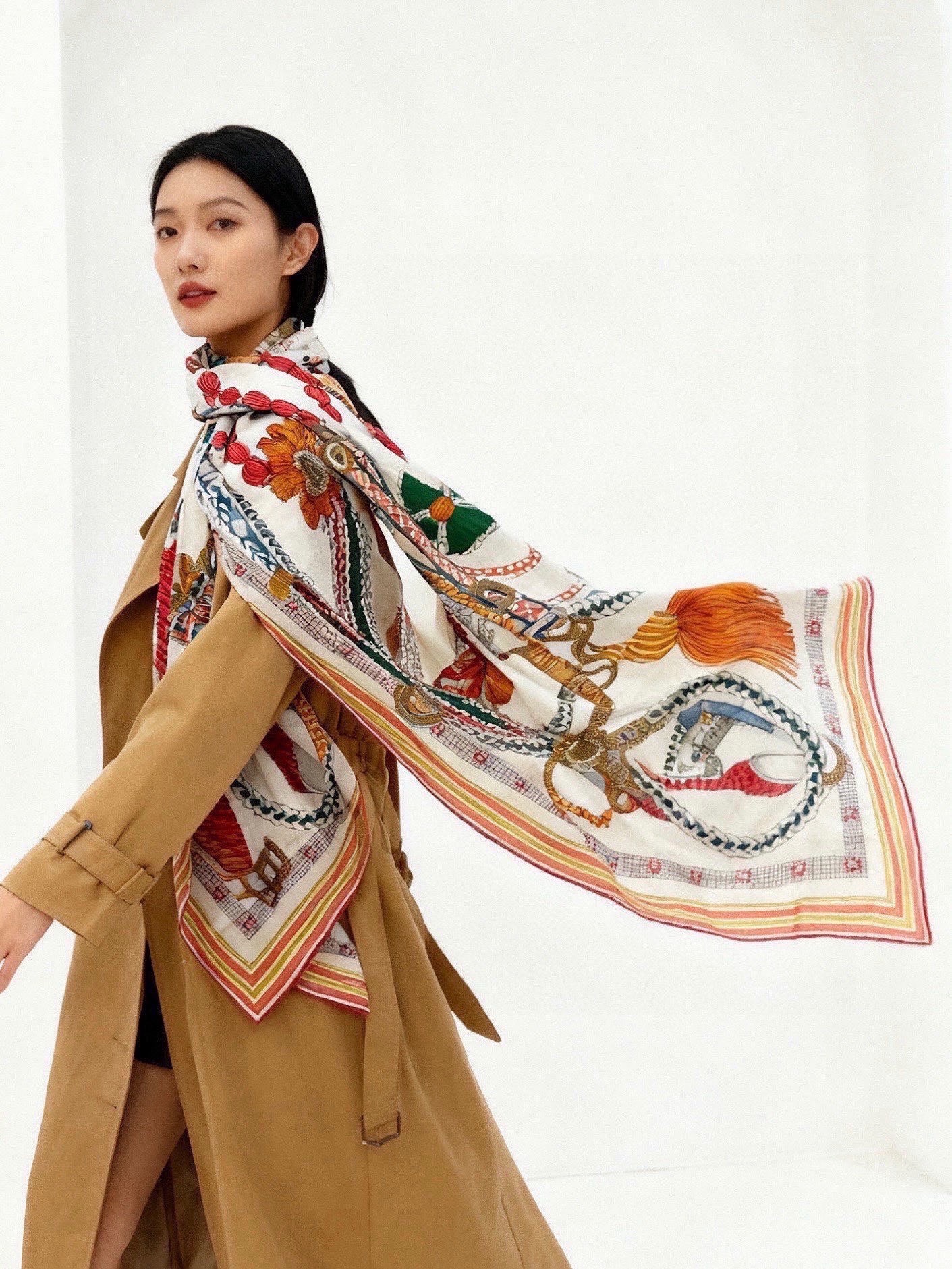 “编织鞍带”140方巾～Hermes 手工卷边丝绒方巾（30%桑蚕丝70%羊绒）这款爱马仕的经典单品展现