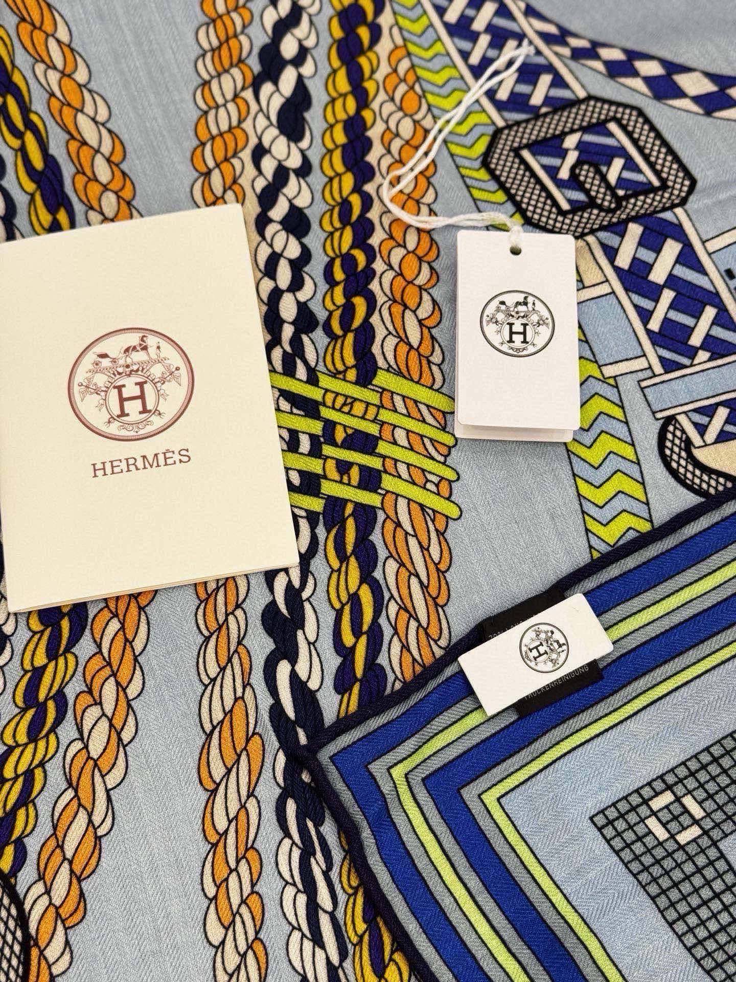 “编织鞍带”140方巾～Hermes 手工卷边丝绒方巾（30%桑蚕丝70%羊绒）这款爱马仕的经典单品展现