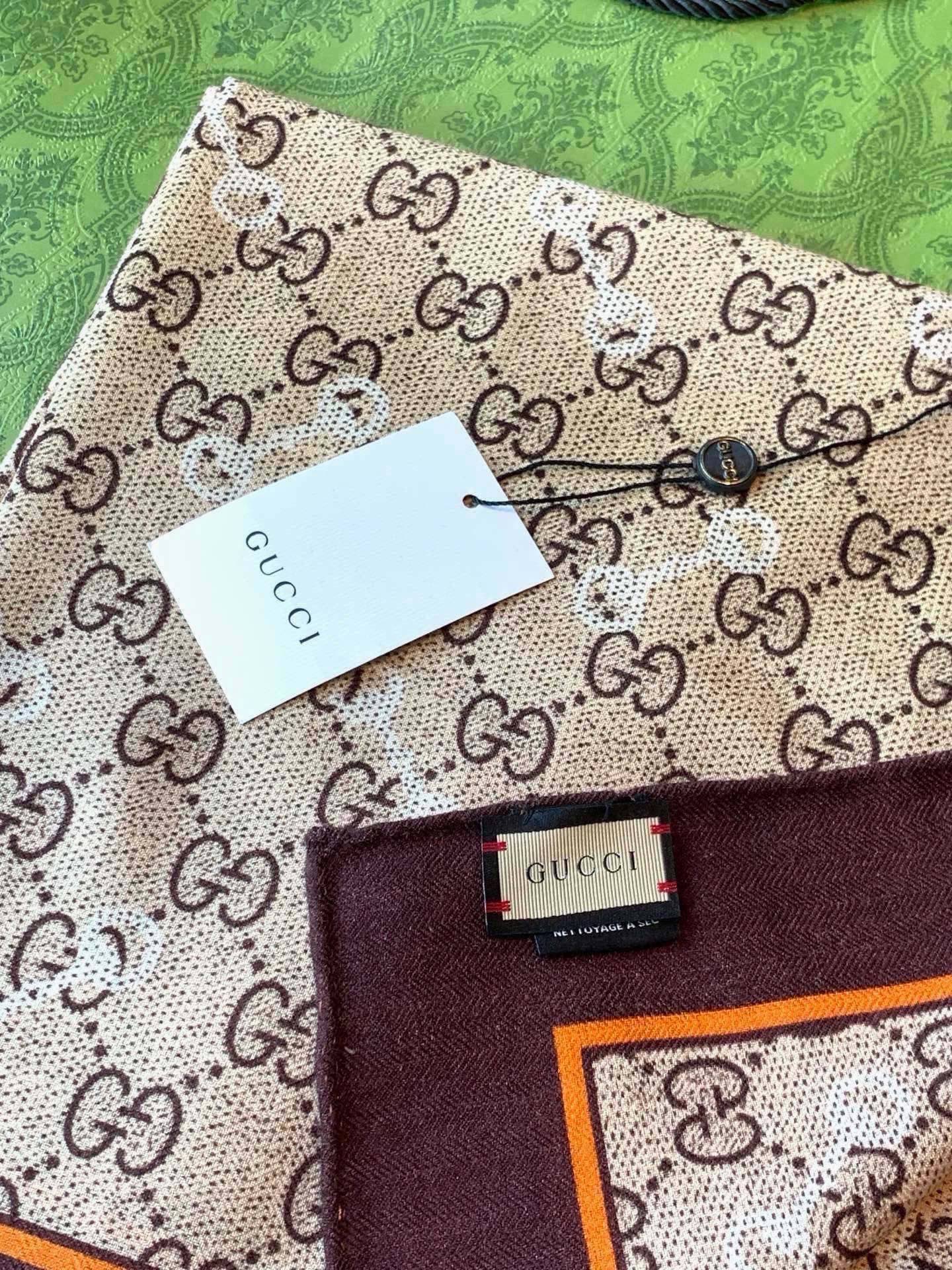 Gucci~140双面丝绒披肩马衔扣细节和GG图案以精致色调匠心呈献，意在向品牌与马术世界的深厚渊源致敬