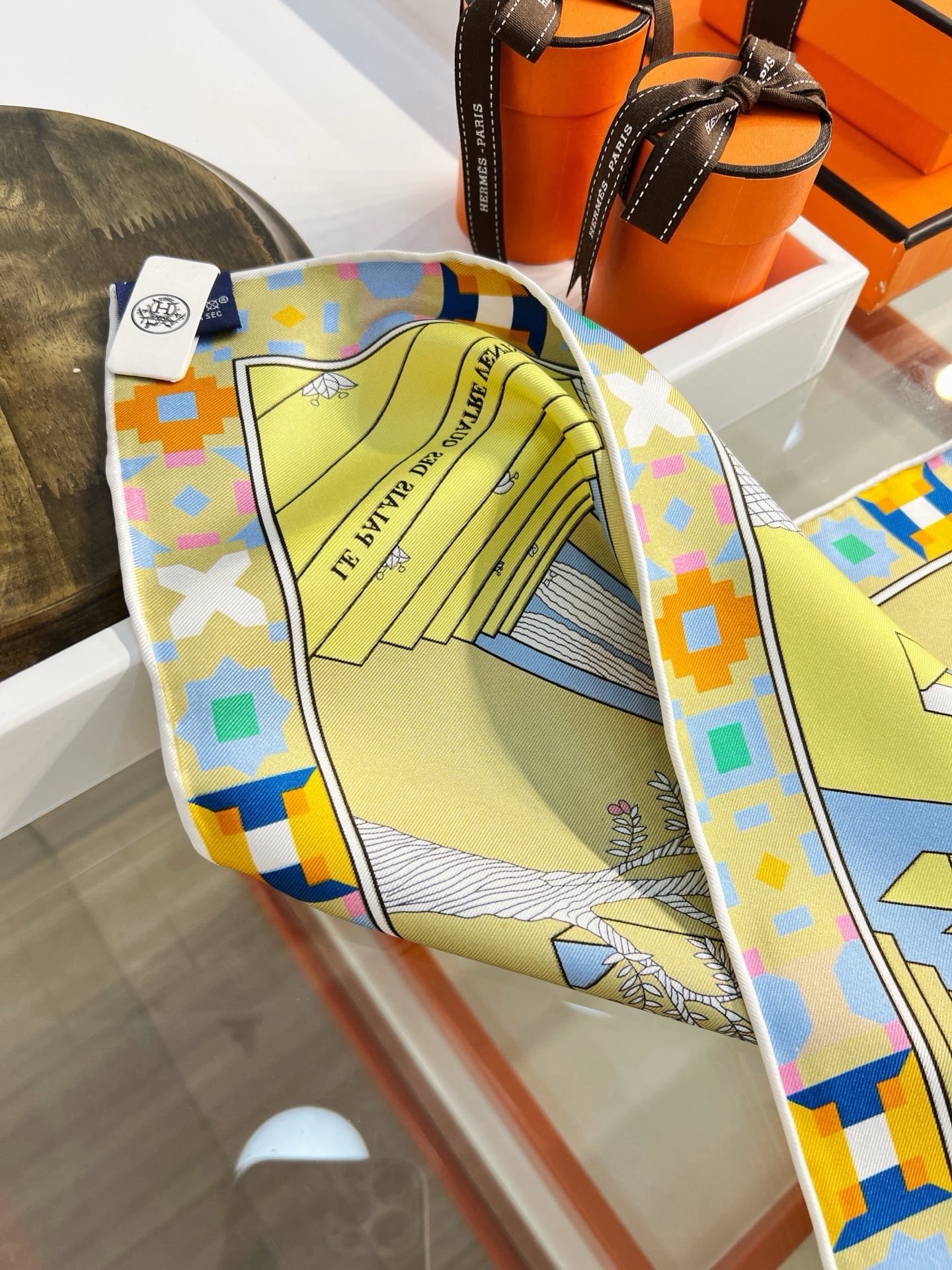 “四方之风宫殿”90双面方巾手工卷边真丝混纺披肩（100%桑蚕丝）。这款迷人的90丝巾令您散发内在优雅和