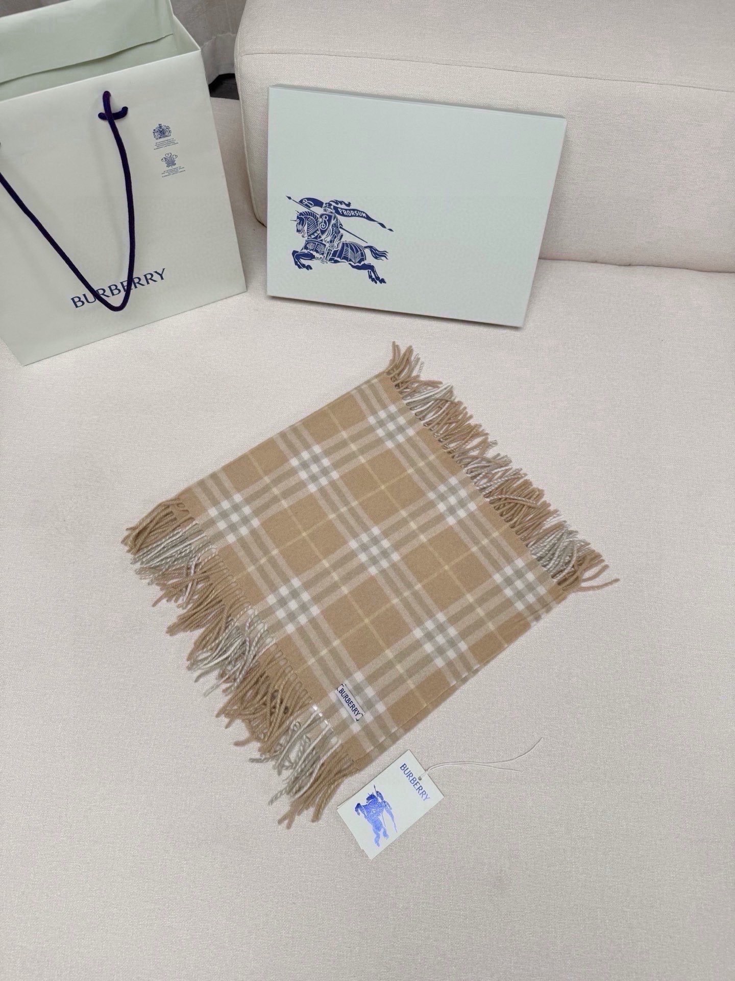 💰𝐁𝐮𝐫𝐛𝐞𝐫𝐫𝐲 《格纹流苏围巾》 ｜金靖同款𝐒𝐢𝐳𝐞: 155x30cm   时髦精必备呀🧚‍♀️ 