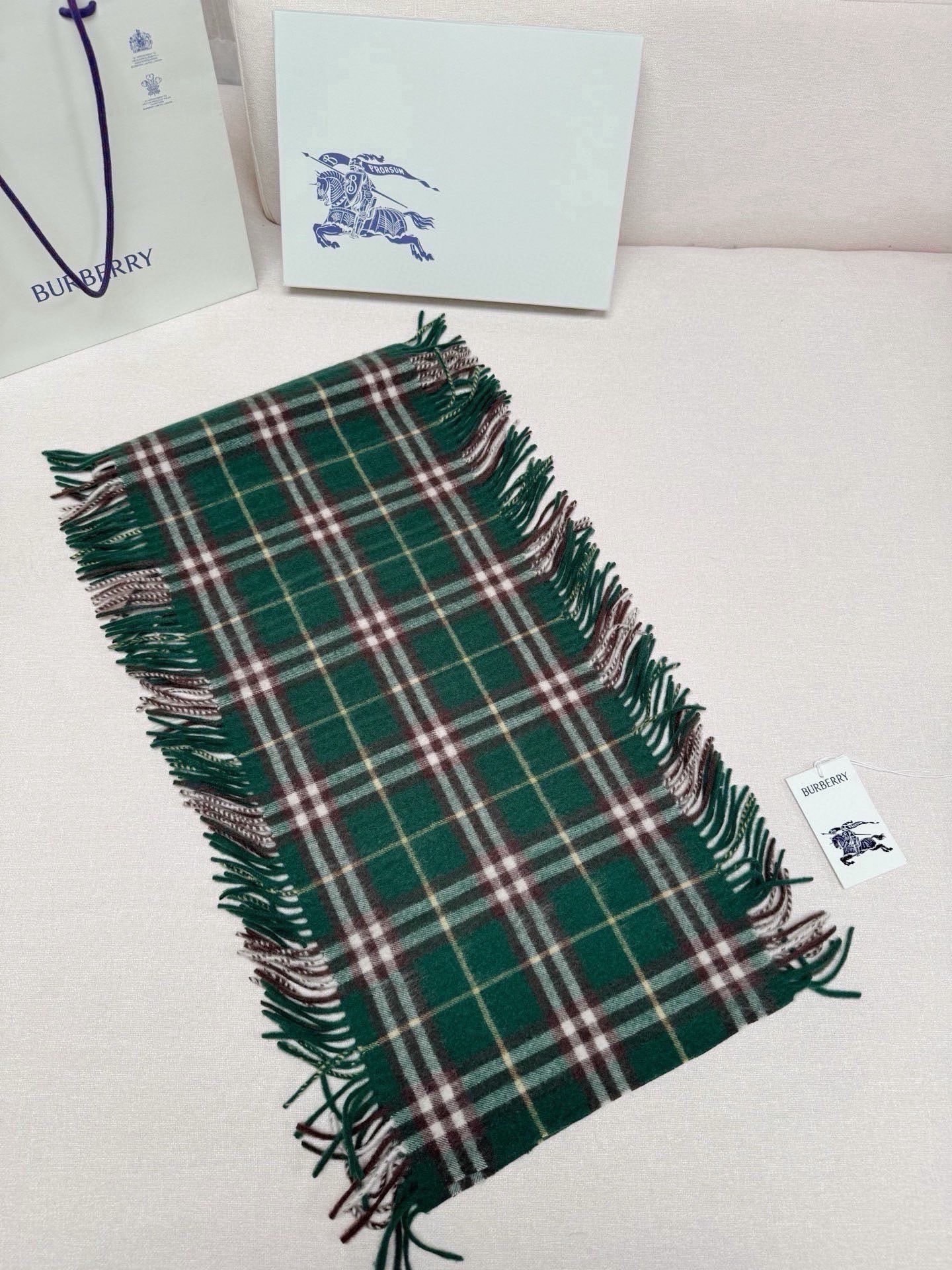 💰𝐁𝐮𝐫𝐛𝐞𝐫𝐫𝐲 《格纹流苏围巾》 ｜金靖同款𝐒𝐢𝐳𝐞: 155x30cm   时髦精必备呀🧚‍♀️ 