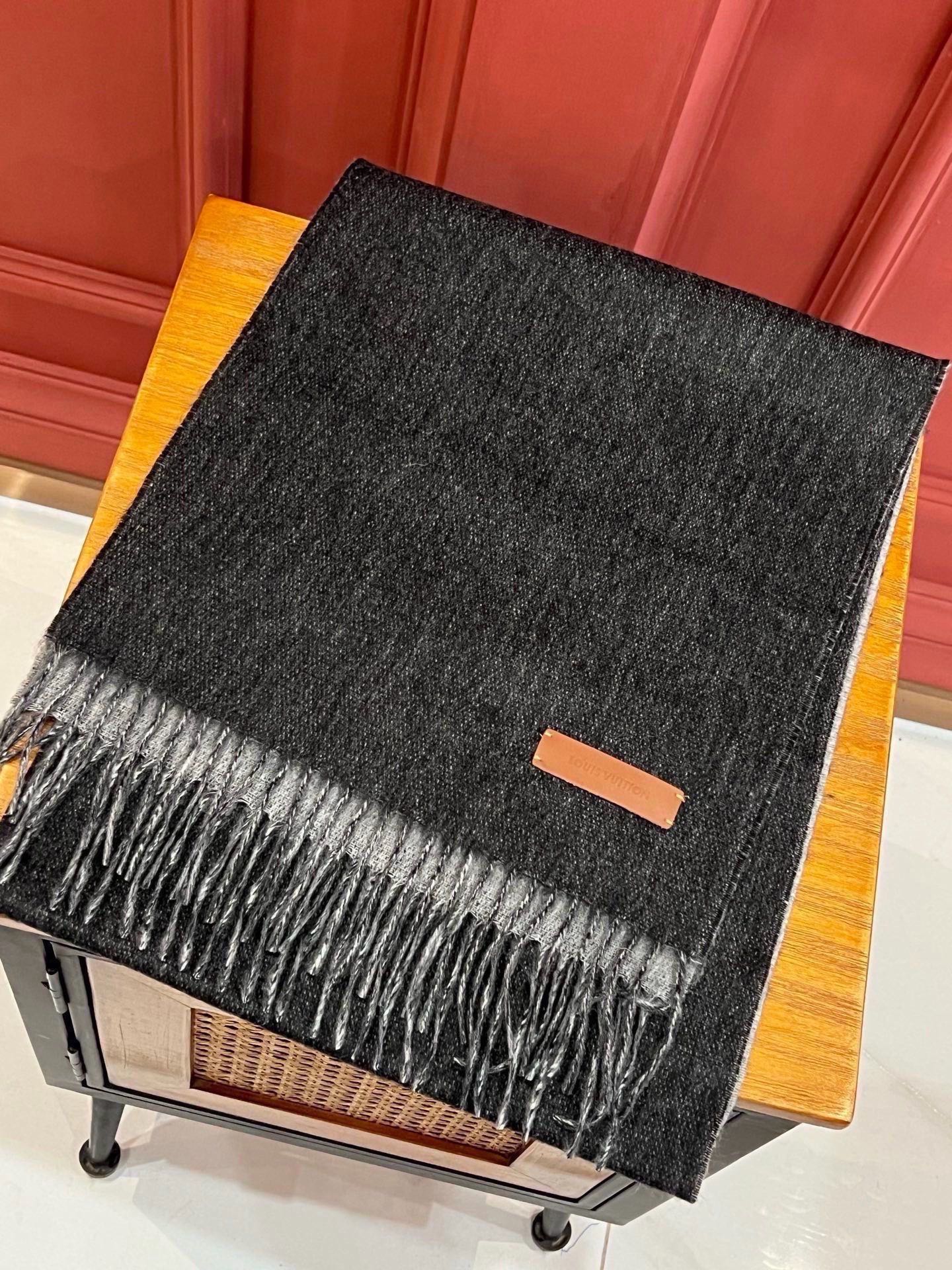 【LV】官网新款 情侣款 巴黎时装展双面羊绒围巾！采用蒙古高原细羊绒！手感满满地都是细腻的绒毛！这个价格