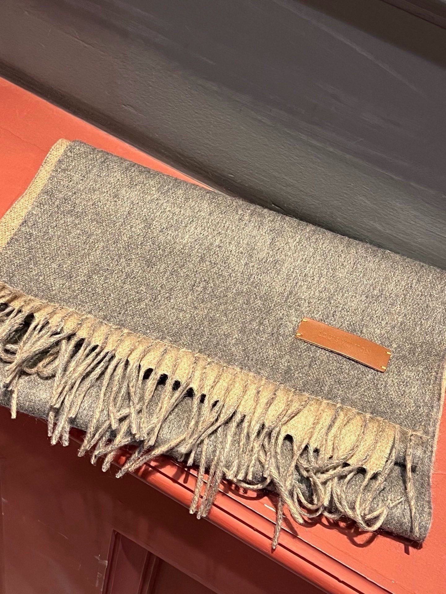 【LV】官网新款 情侣款 巴黎时装展双面羊绒围巾！采用蒙古高原细羊绒！手感满满地都是细腻的绒毛！这个价格