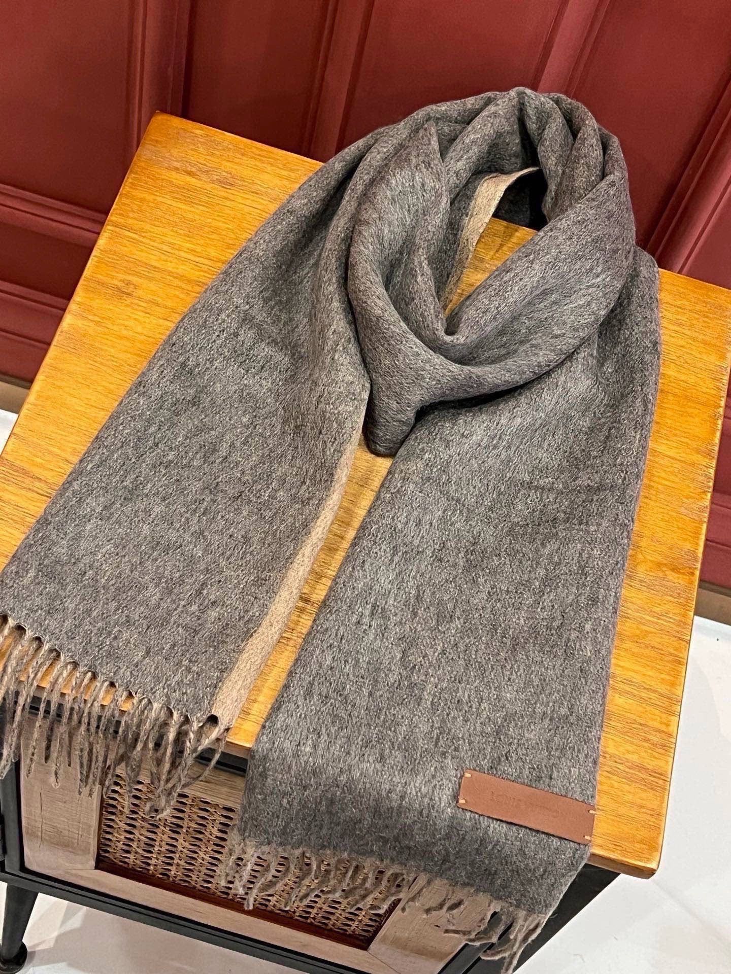 【LV】官网新款 情侣款 巴黎时装展双面羊绒围巾！采用蒙古高原细羊绒！手感满满地都是细腻的绒毛！这个价格