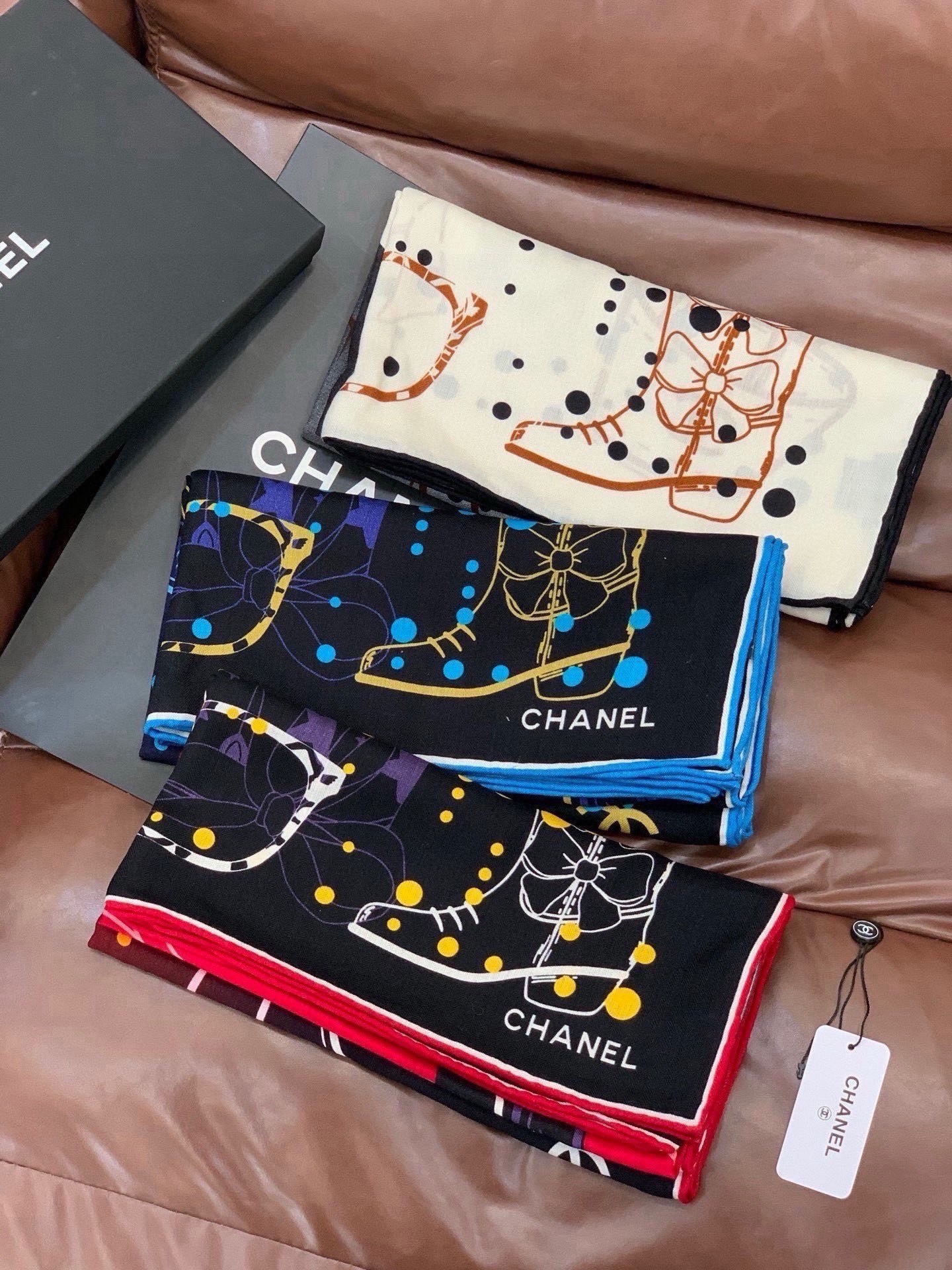 高级成衣系列～Chanel 【140双面同色丝绒披肩】此系列谱写一曲自由轻灵的赞歌本系列作品创新演绎品牌