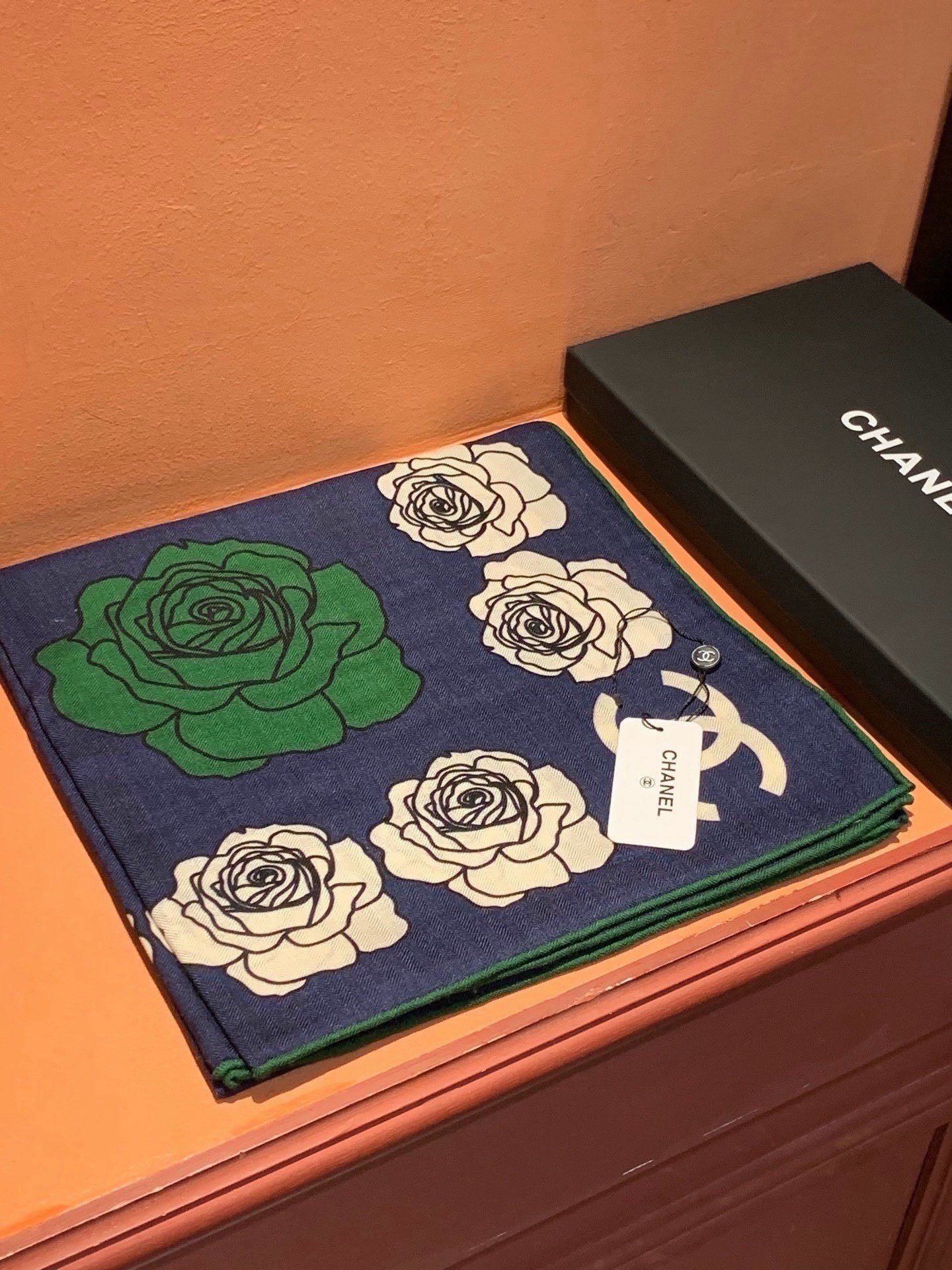 香奈儿上新❤️【Chanel】 经典茶花优雅Coco风，Chanel最新丝绒大方巾~气质到骨子里，香奶奶