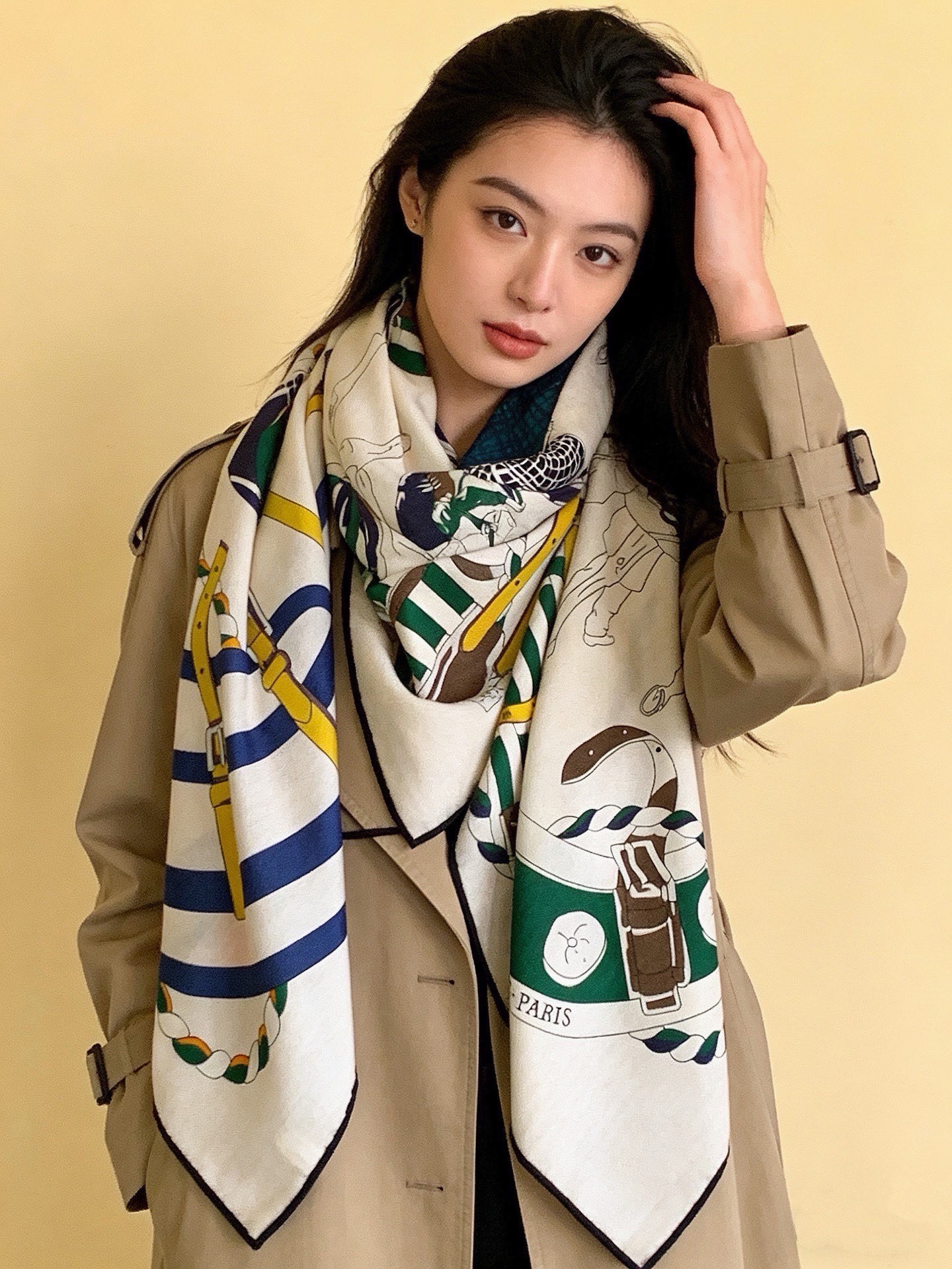 💟上新🆕💕手工卷边！羊绒和真丝混纺披肩（70%羊绒30%桑蚕丝）。这款披肩采用经典山羊绒和真丝混纺面料，