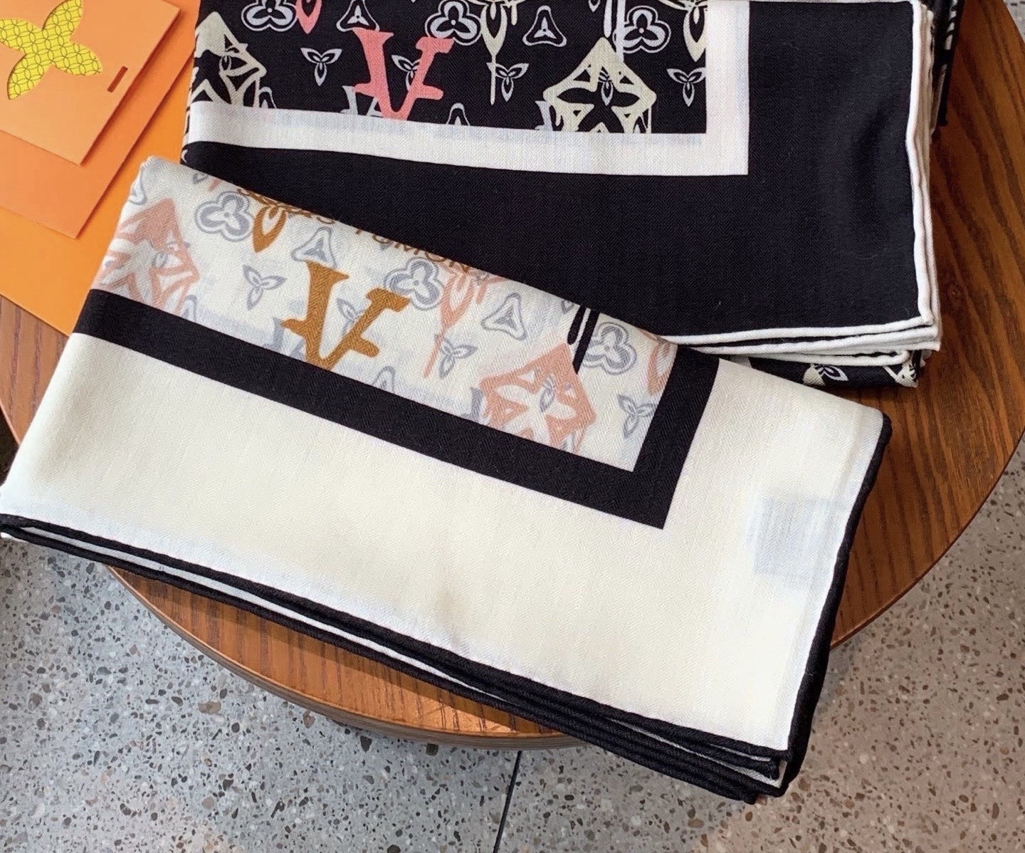 LV x TM 140披肩【140顶级丝绒双面同色披肩】本款L Multicolor披肩出自路易威登与知